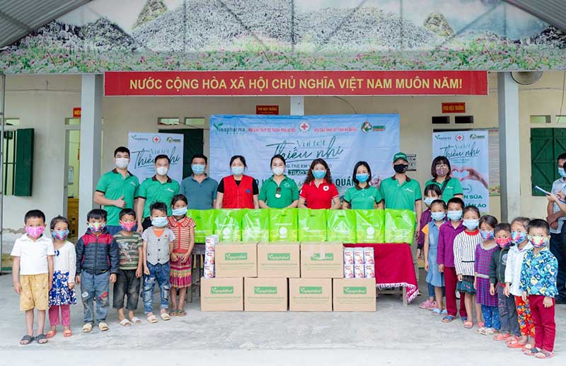 Green Daddy trao tặng quà cho các em nhỏ trong chương trình: “Vui tết thiếu nhi cùng trẻ em vùng cao”